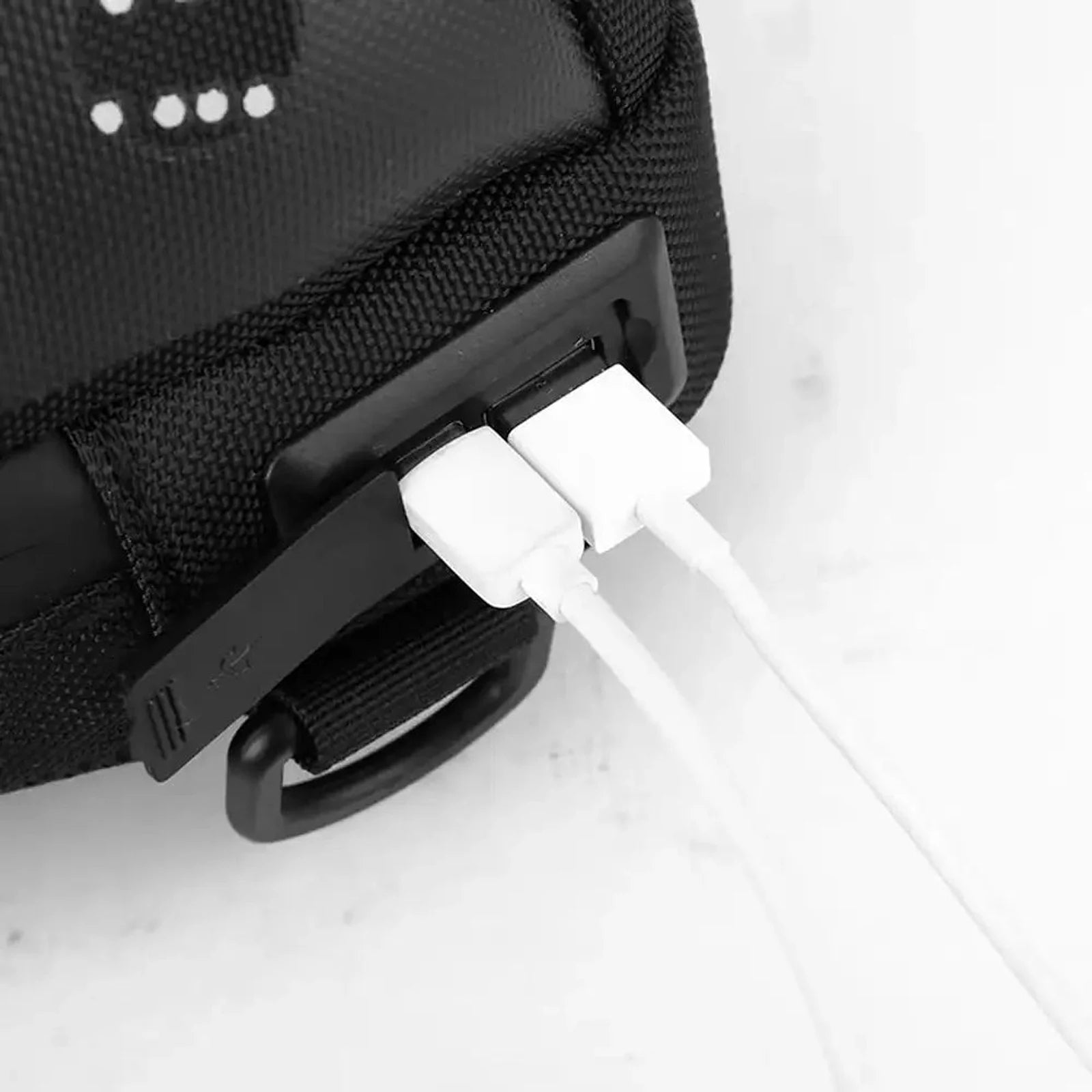 תיק CABIN FLUX JetPack בתקריב של שקע טעינה USB מובנה מוגן מים לחיבור מטען נייד בתוך התיק
