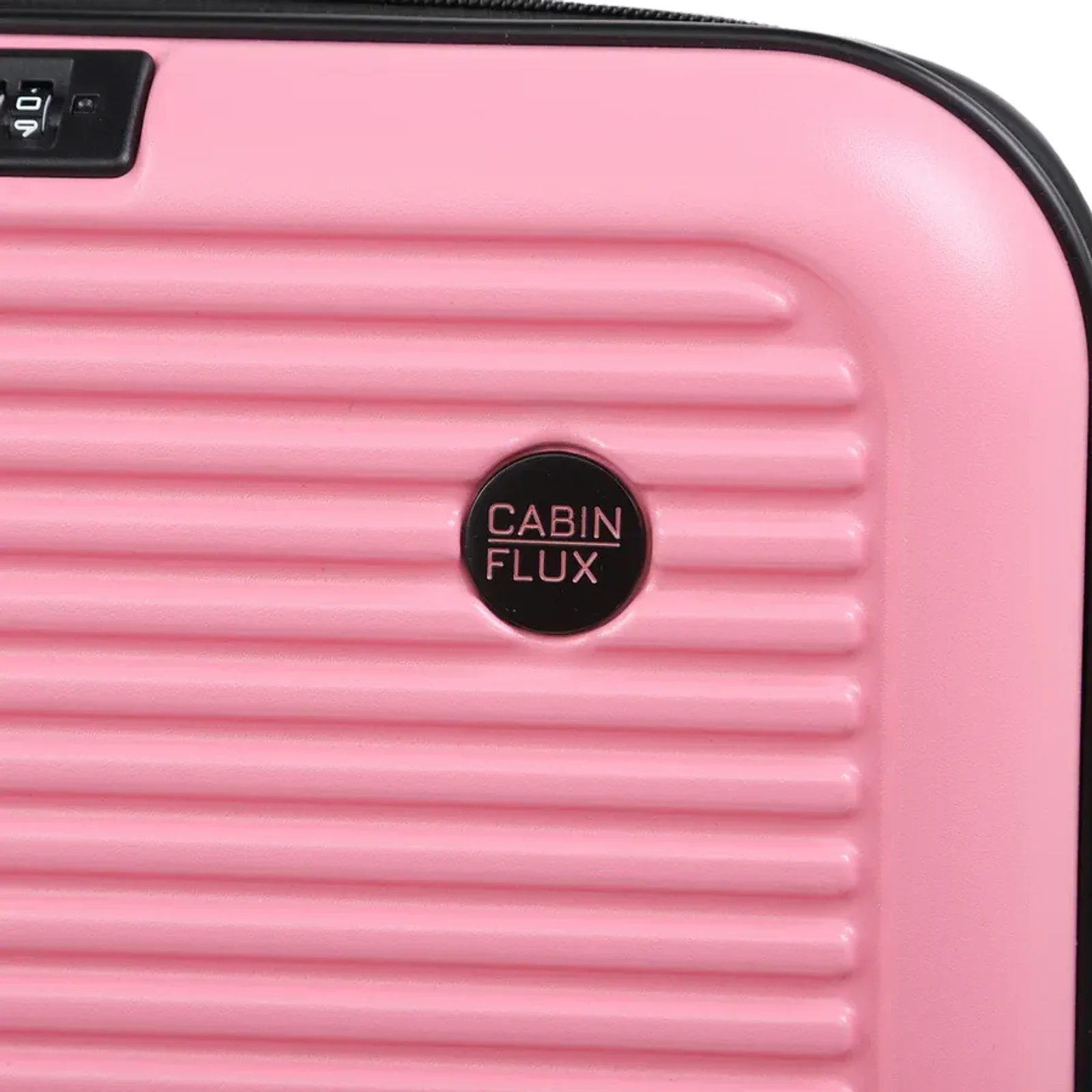 מרקם הפוליקרבונט הקשיח המחורץ ולוגו CABIN FLUX על מזוודת Mirage 360 בצבע ורוד, חזית עמידה בשריטות ושברים, תקריב