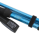 זום על ידית CABIN FLUX כחולה עם לוגו רקום ורצועת הצמדה מרופדת, מקל הליכה נורדית פרימיום