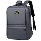 תיק גב קלאסי CABIN FLUX Ranger ללפטופ 15.6 אינץ בצבע אפור עם שקע USB וסמל המותג במבט מלפנים