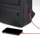 תיק גב CABIN FLUX Ranger בהדגמת שימוש בשקע USB לטעינת סמארטפון באמצעות כבל אדום מחוץ לתיק