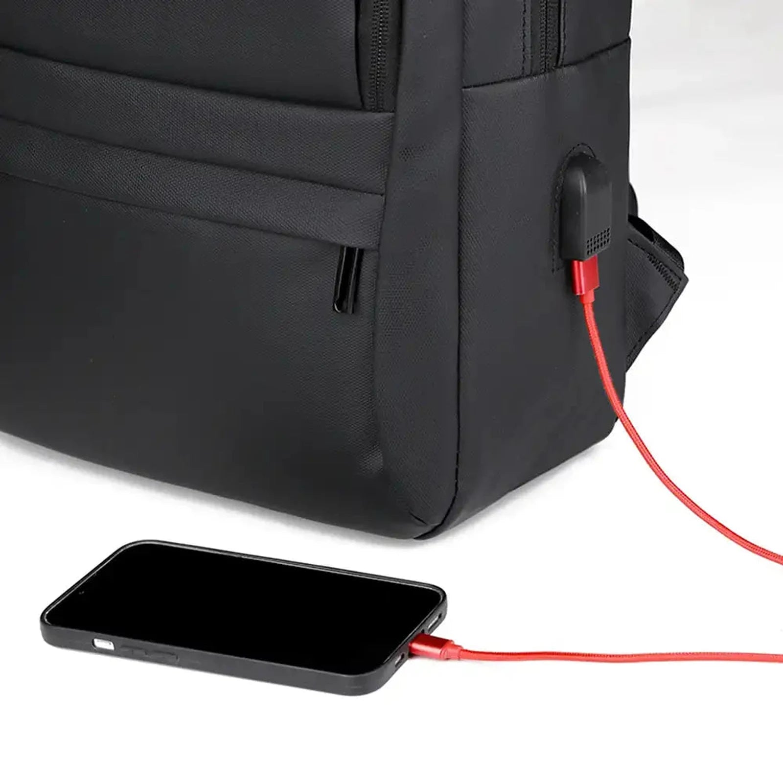תיק גב CABIN FLUX Ranger בהדגמת שימוש בשקע USB לטעינת סמארטפון באמצעות כבל אדום מחוץ לתיק