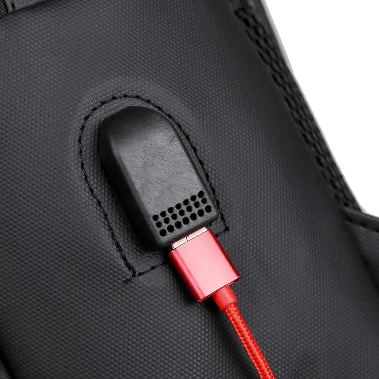 תיק גב CABIN FLUX Ranger תקריב על שקע USB חיצוני לחיבור מהיר של כבל טעינה לסמארטפון