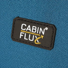 תקריב תווית לוגו CABIN FLUX על מזוודת Spirit C-Lite בצבע כחול, בד Eva Composite Fabric רב-שכבתי עמיד לשחיקה ודוחה מים