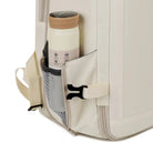 תא צד מוסתר לבקבוק מים של תיק עלייה למטוס נשי CABIN FLUX Vespra בצבע אוף-ווייט, תקריב