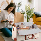 תיק נסיעות COMFORT MAGIC BAG בצבע קרם מזוודת יד 40 ליטר עם פתיחה מלאה בסלון הבית לאריזת חופשה