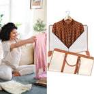 תיק נסיעות COMFORT MAGIC BAG בצבע קרם עם חליפון לשמלות וחולצות מגוהצות ללא קמטים לחופשה