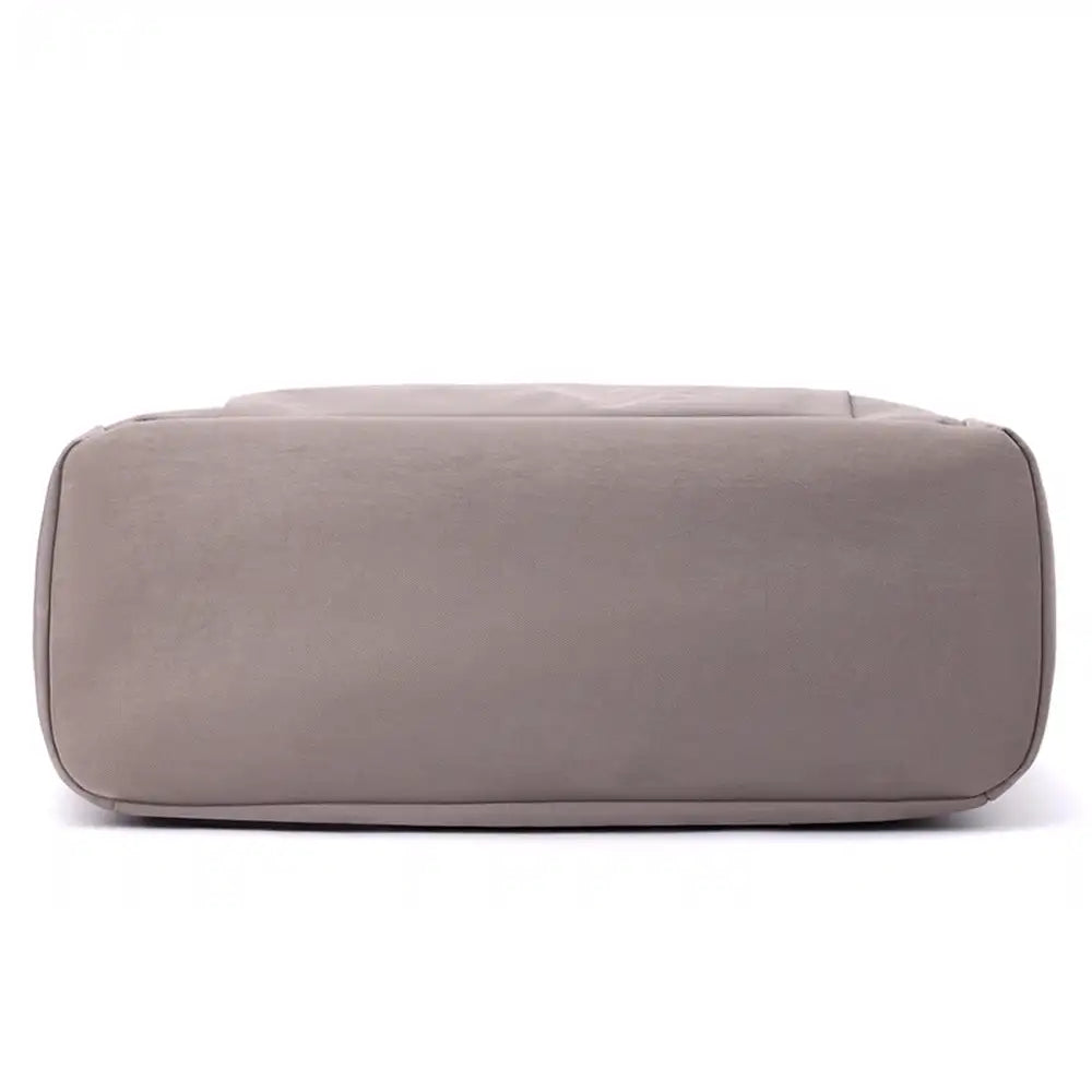 תיק צד COOLPASE דגם Carry Travel Tote מבט מלמטה עם בסיס יציב בבד אוקספורד דוחה מים, בצבע חאקי