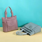 תיק צד COOLPASE דגם Carry Travel Tote בשני צבעים ורוד עתיק ואפור בהיר, זוג תיקים המדגים מגוון צבעים זמינים