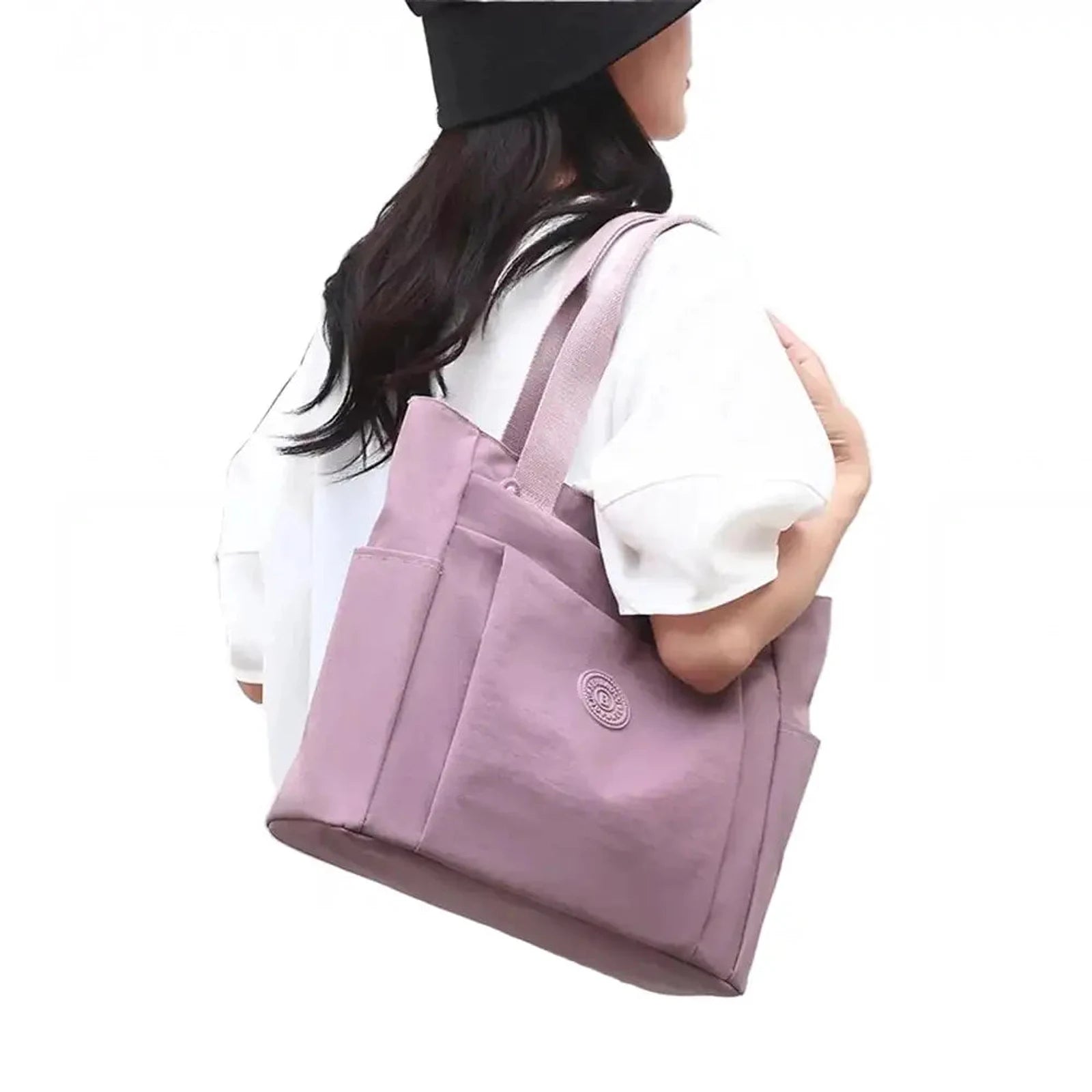 תיק צד COOLPASE דגם Carry Travel Tote בצבע ורוד עתיק נישא על כתף של דוגמנית, שימוש יומיומי לעבודה וללימודים