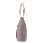 תיק צד COOLPASE דגם Carry Travel Tote מבט מהצד עם עומק של 18 סנטימטר וכיסי צד, ידיות נשיאה ארוכות