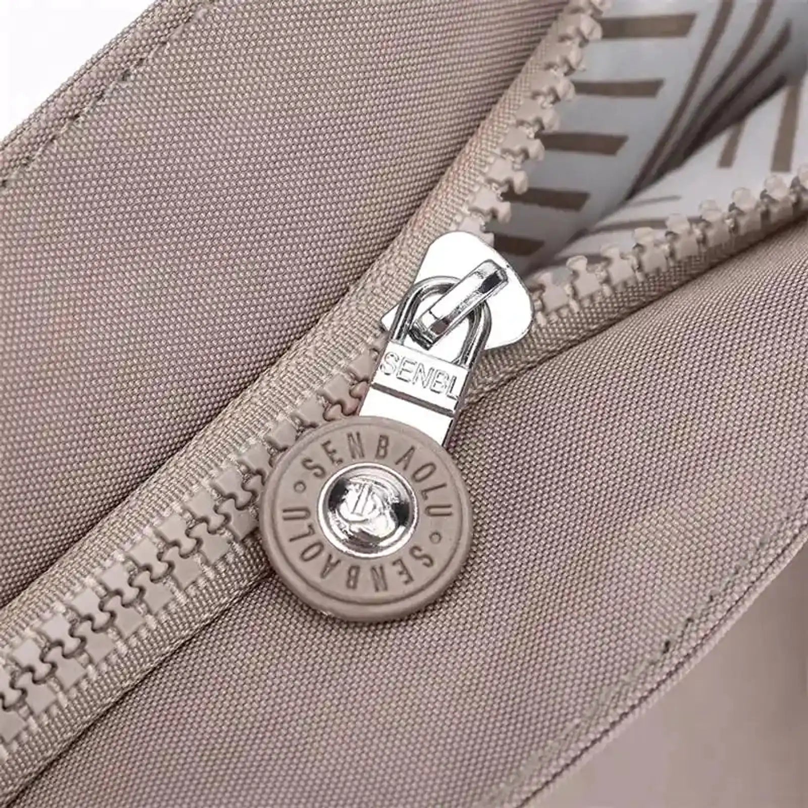 תיק צד COOLPASE דגם Carry Travel Tote עם תקריב רוכסן איכותי וסמל המותג, גימור עדין על בד אוקספורד