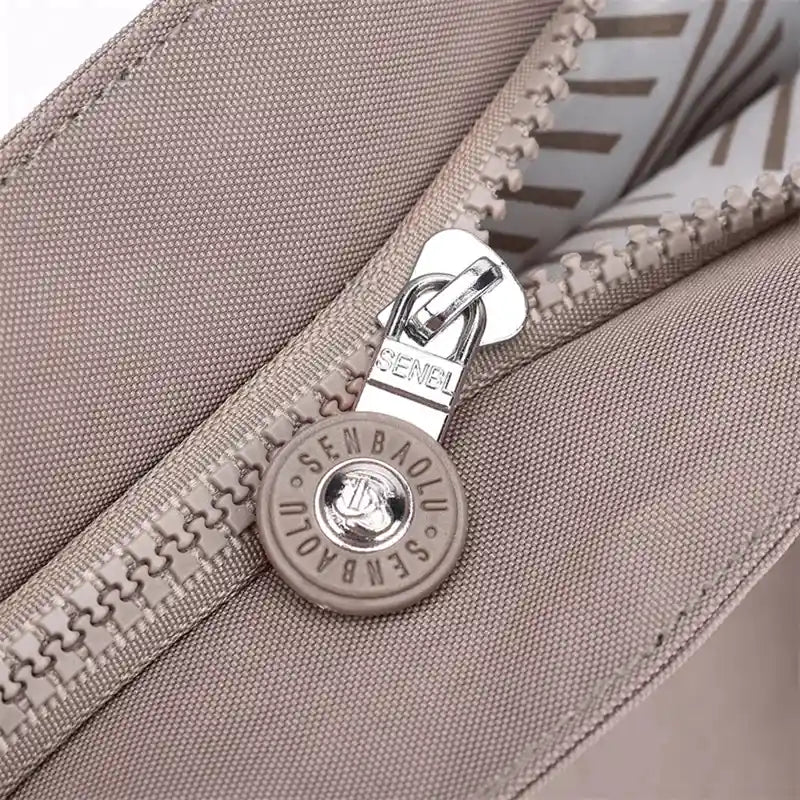 תיק צד COOLPASE דגם Carry Travel Tote עם תקריב רוכסן איכותי וסמל המותג, גימור עדין על בד אוקספורד