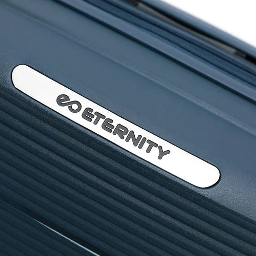 תקריב לוגו ETERNITY על מזוודה קשיחה LOS ANGELES בגודל 29 אינץ' בצבע נייבי עשויה פוליפרופילן, מבט מקרוב