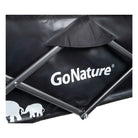 תקריב לוגו Go Nature על אריג אוקספורד D600 שחור של עגלת הקמפינג המתקפלת דגם Camper לטיולים ולחוף