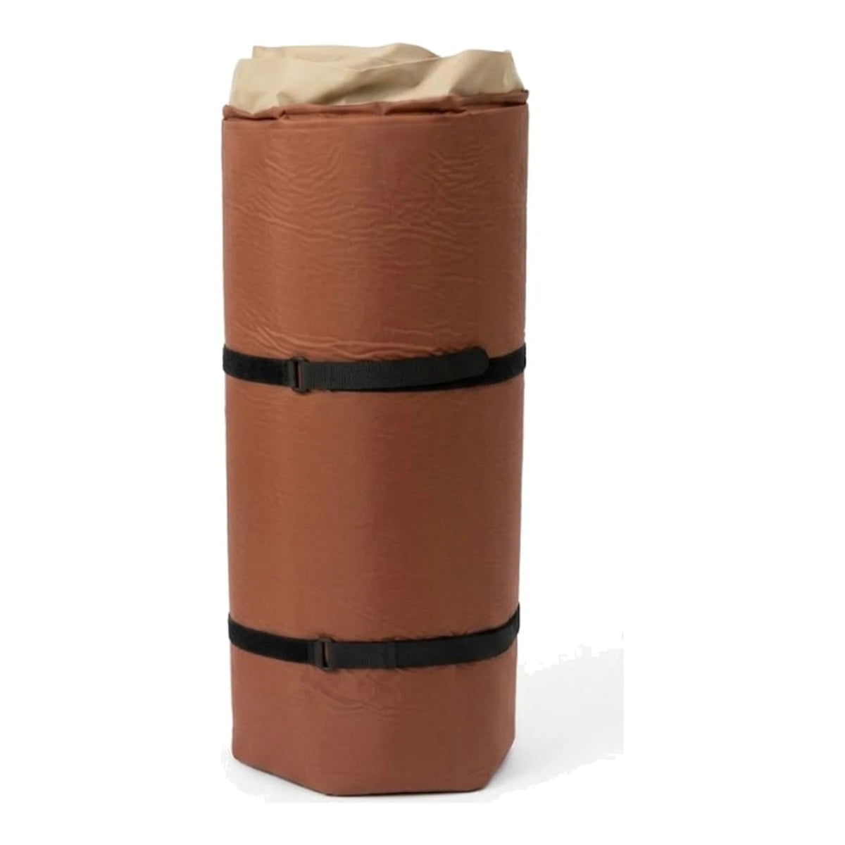 מזרן זוגי Go Nature Double Jumbo Mat מגולגל וקשור בשתי רצועות, תחתית בגוון חום-חלוד, מוכן לאריזה