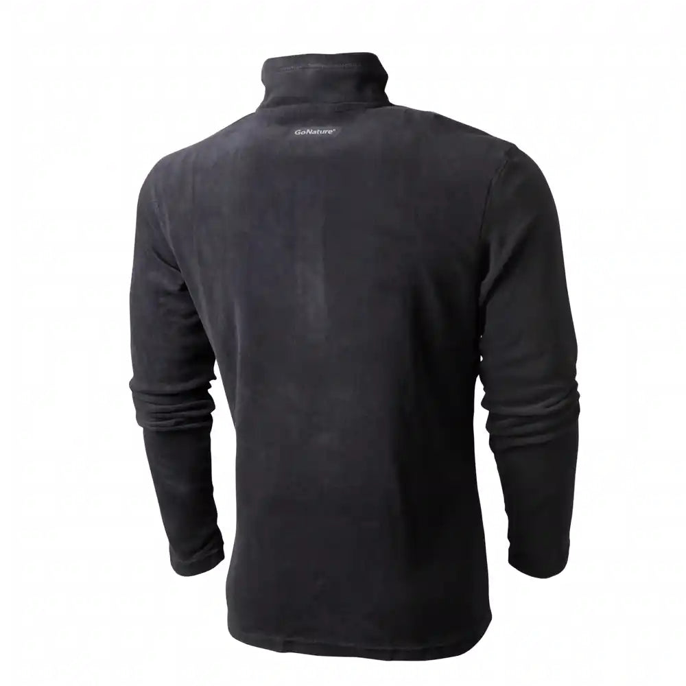 חולצת מיקרופליס Go Nature Primaloft Half Zipper לגברים בצבע שחור, צווארון גבוה ולוגו על הגב, מבט אחורי