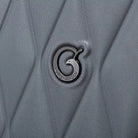 לוגו מתכת Goby London על גוף מזוודה קשיחה Diamond GB-2410 עשויה חומר ABS פוליקרבונט