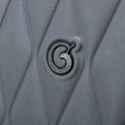 לוגו מתכת Goby London על גוף מזוודה קשיחה Diamond GB-2410 עשויה חומר ABS פוליקרבונט