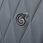 תקריב לוגו Goby London מתכתי על מעטפת מזוודת DIAMOND בצבע אפור בטקסטורת יהלום