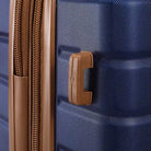 מזוודה Goby London JUPITER 20 אינץ', תקריב לווו תליה צדדי על מעטפת ABS ופוליקרבונט בגימור כחול