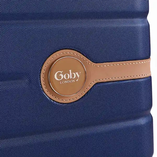 לוגו Goby London מוטבע על מזוודת JUPITER 25 אינץ' קשיחה בצבע כחול, גימור מוקפד ותו איכות פרימיום