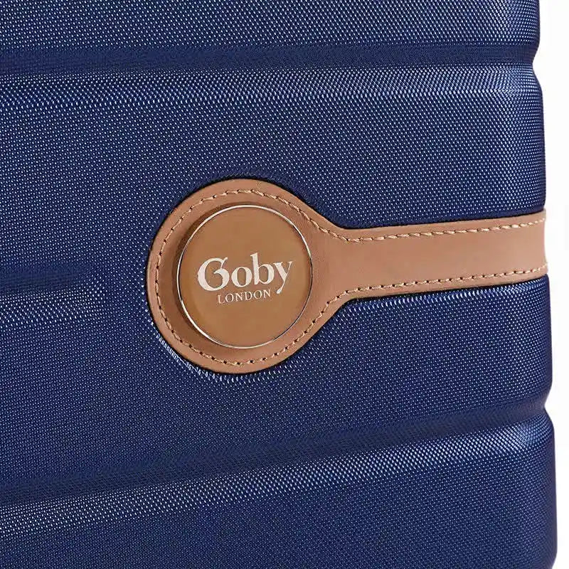 תקריב לוגו Goby London על מזוודה Jupiter 29 כחולה מעטפת קשיחה ABS פוליקרבונט איכות פרימיום