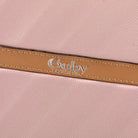 מזוודה גדולה 28 אינץ Goby London OCEAN WAVE בצבע ורוד עתיק, תקריב של רצועת העור עם לוגו Goby London