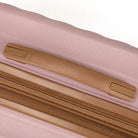 מזוודה גדולה 28 אינץ Goby London OCEAN WAVE בצבע ורוד עתיק, תקריב של ידית נשיאה עליונה איכותית