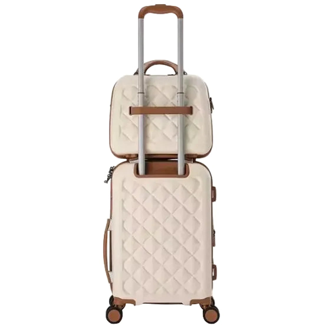 גב מזוודת עליה למטוס Goby London Ocean Coral בצבע שמנת עם ידית טלסקופית ותיק איפור תואם מונח על הטרולי