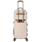 גב מזוודת עליה למטוס Goby London Ocean Coral בצבע שמנת עם ידית טלסקופית ותיק איפור תואם מונח על הטרולי