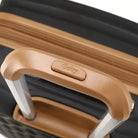 קלוז-אפ ידית טלסקופית מחוזקת של מזוודה Goby London 29 אינץ עם לוגו Goby חרוט על האחיזה