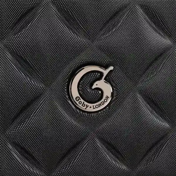תקריב לוגו מתכת כסוף של Goby London על מעטפת מזוודה בינונית 25 אינץ' דגם Ocean Coral עם דוגמת יהלום