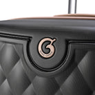 מזוודה בינונית Goby London OCEAN ROYALE 25 אינץ' - תקריב לוגו G מוטבע על מעטפת היהלומים המחוטבת