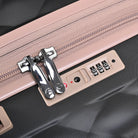 מזוודה בינונית Goby London OCEAN ROYALE 25 אינץ' - תקריב מנעול TSA משולב עם קוד אישי