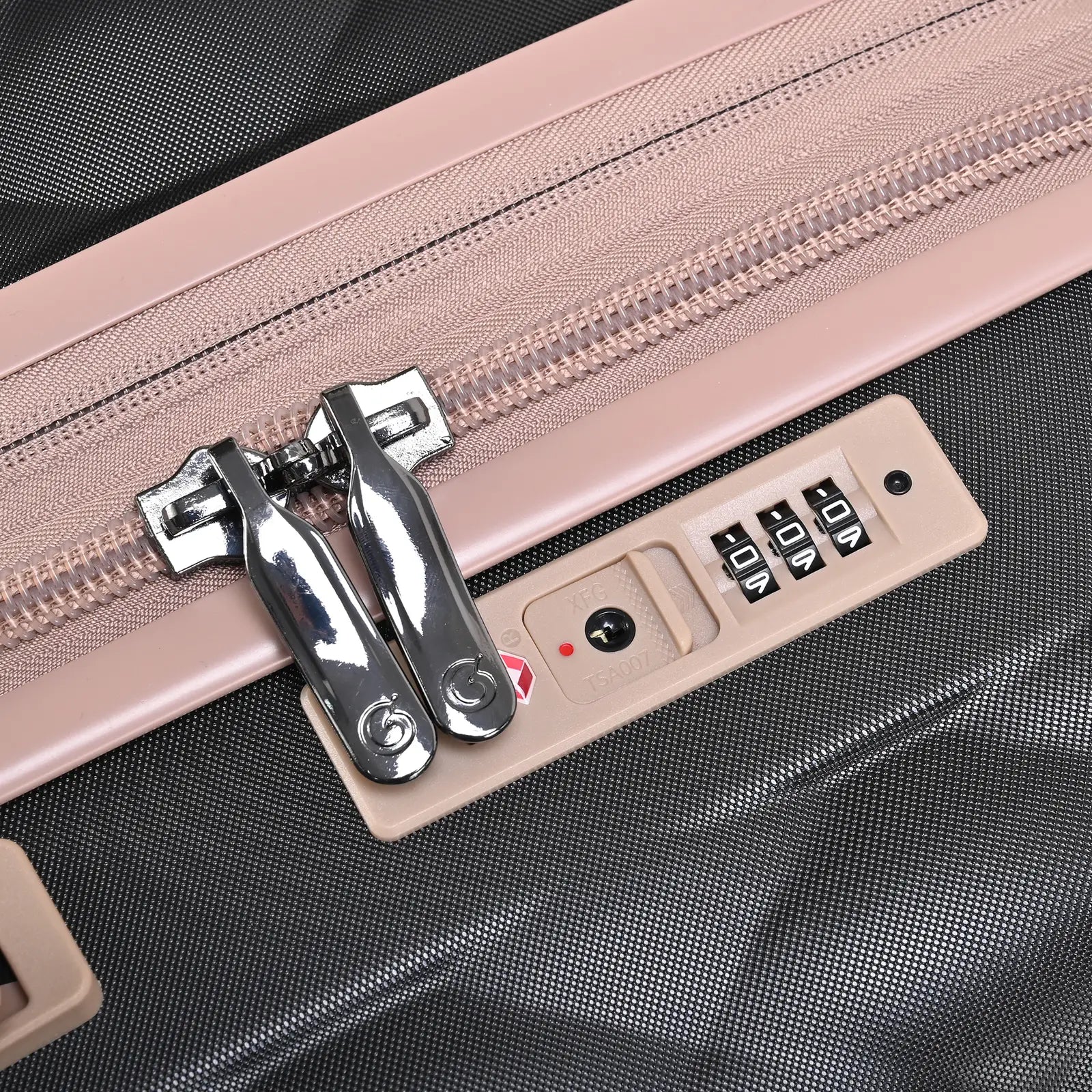 מזוודה גדולה Goby London OCEAN ROYALE 29 אינץ' - תקריב מנעול TSA משולב עם קוד אישי