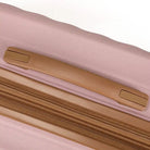ידית נשיאה צידית מחוזקת במזוודת Goby London OCEAN WAVE ורוד עתיק, מתאימה לאחיזה נוחה במשקל מלא