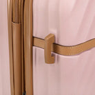 תקריב רצועת עור צדדית על מזוודת Goby London OCEAN WAVE ורוד עתיק, גימור תפירה יוקרתי בפסי קצה