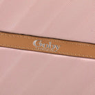 תקריב על לוגו Goby London על רצועת עור חומה במזוודת OCEAN WAVE בצבע ורוד עתיק, פרט איכות
