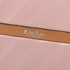 לוגו Goby London תבליט מתכתי על רצועת עור חזיתית של מזוודה קשיחה מסדרת OCEAN WAVE, מבט תקריב