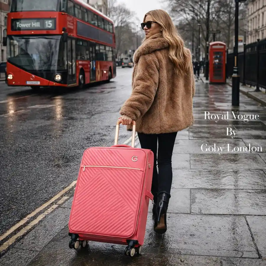 מזוודה בד Goby London Royal Vogue בצבע ורוד ברחובות לונדון, דגם בינוני 25 אינץ' בנפח 82 ליטר