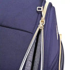 תקריב רוכסן מוגן מים בגימור זהב במזוודת בד Goby London Royal Vogue 32 אינץ' בצבע נייבי