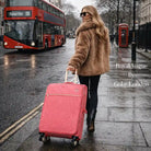 מזוודות בד Goby London Royal Vogue בצבע ורוד ברחובות לונדון, באנר מותג עם רקע אוטובוס אדום, לייפסטייל