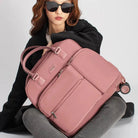 תיק טרולי עלייה למטוס Goby London Vanessa בצבע ורוד עתיק, הדגמת שימוש יומיומי בנסיעות ובטיסות