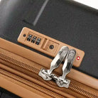 תקריב מנעול TSA מקורי שלושה ספרות על מזוודת Goby London VEGAS שחורה, עומד בתקן תעופה בינלאומי לטיסות