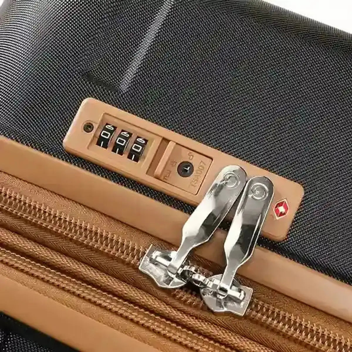 מנעול TSA מקורי בצבע זהב ושני ראשי רוכסן כסופים על מזוודת Goby London Vegas שחורה לאבטחה בטיסה