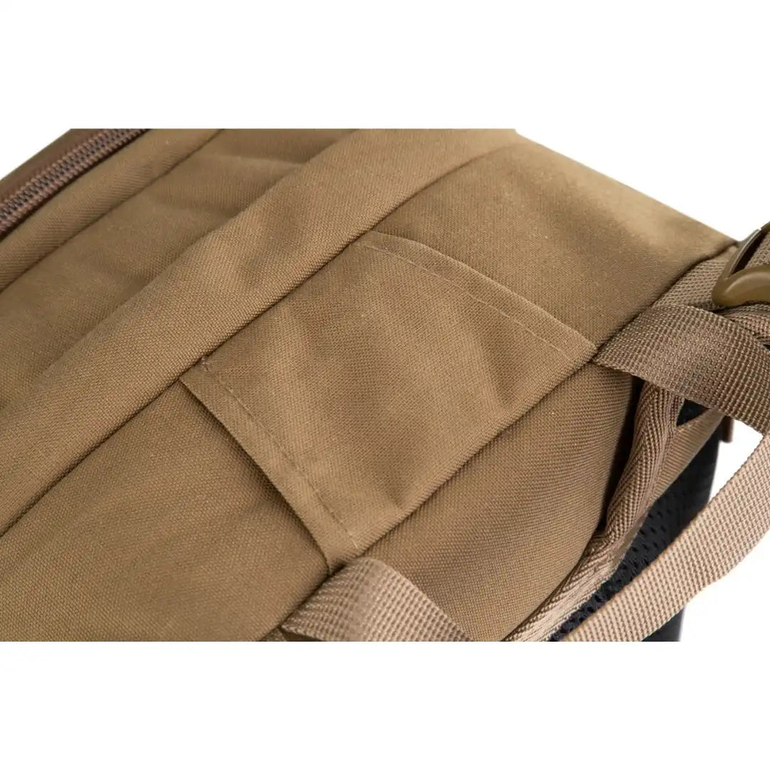 תקריב ידית נשיאה חזקה של תרמיל Go Nature Baja MK-1 25L מאריג Nylon 6.6 עמיד בצבע חום טקטי