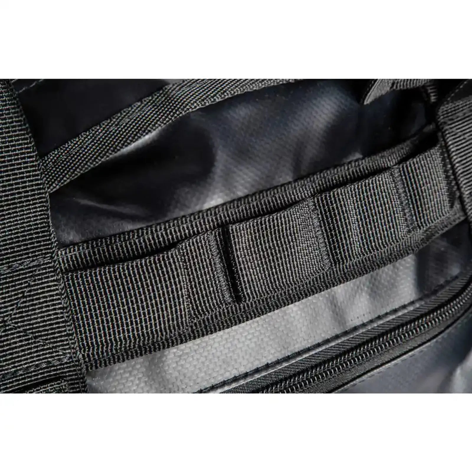 תקריב רצועות דייזי חיצוניות בתיק דאפל GoNature DUFFEL BAG 120L נקודות עיגון וקשירת ציוד נוספות