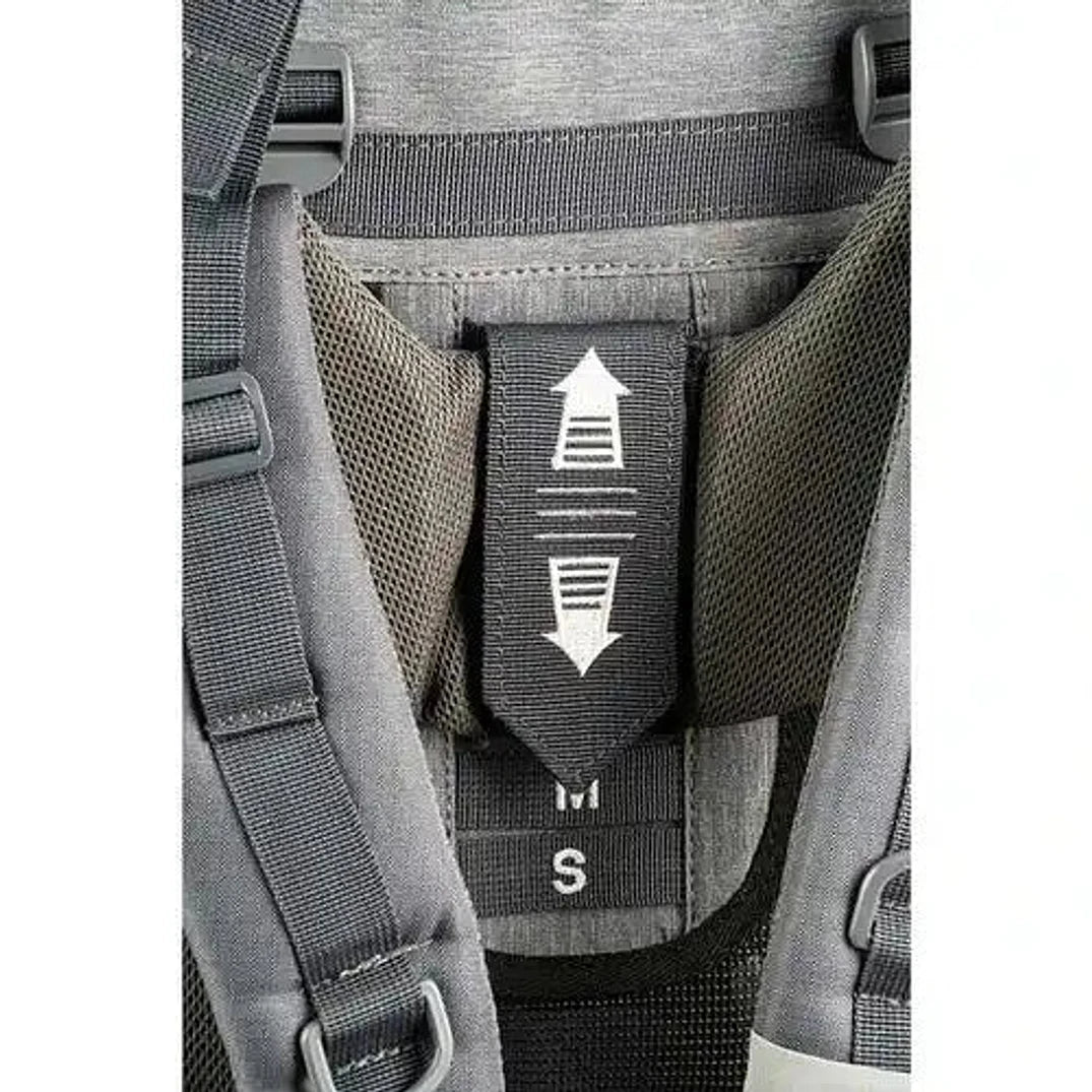 מנשא תינוק GN Adjust מנגנון כיוון Velcro לגובה הגב עם חץ עלייה-ירידה ותווית מידה S