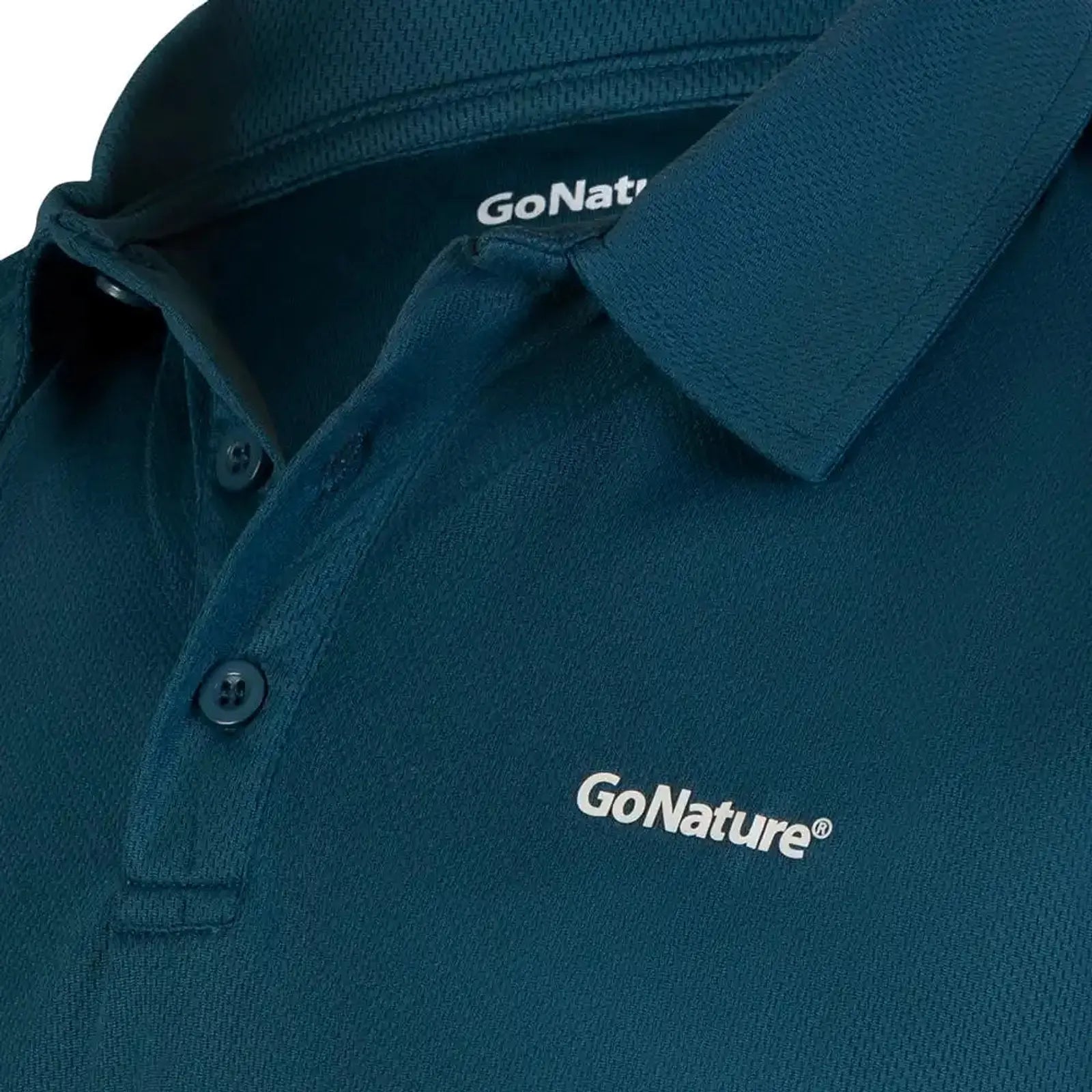 קלוז אפ צווארון פולו ולוגו GoNature על חולצת GN MOJAVE כחול, כפתורים וגזרה ייצוגית לשטח ולעבודה